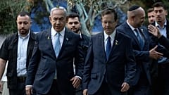 İsrail Başbakanı Benjamin Netanyahu, solda, Cumhurbaşkanı Isaac Herzog ile birlikte Herzl Dağı Askeri Mezarlığı'nda Ze'ev Jabotinsky için yapılan devlet anıtında yürüyor. 