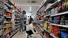 Alışveriş yapanlar 17 Ağustos 2022'de Londra'da bir süpermarkette yiyecek satın alıyor.
