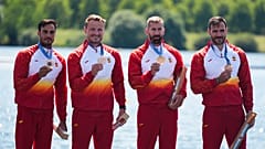 Carlos Arévalo, Marcus Cooper, Saúl Craviotto y Rodrigo Germade de España posan durante una ceremonia de medallas en los Juegos Olímpicos de 2024, el 8 de agosto de 2024.