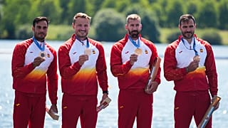 Carlos Arévalo, Marcus Cooper, Saúl Craviotto y Rodrigo Germade de España posan durante una ceremonia de medallas en los Juegos Olímpicos de 2024, el 8 de agosto de 2024.
