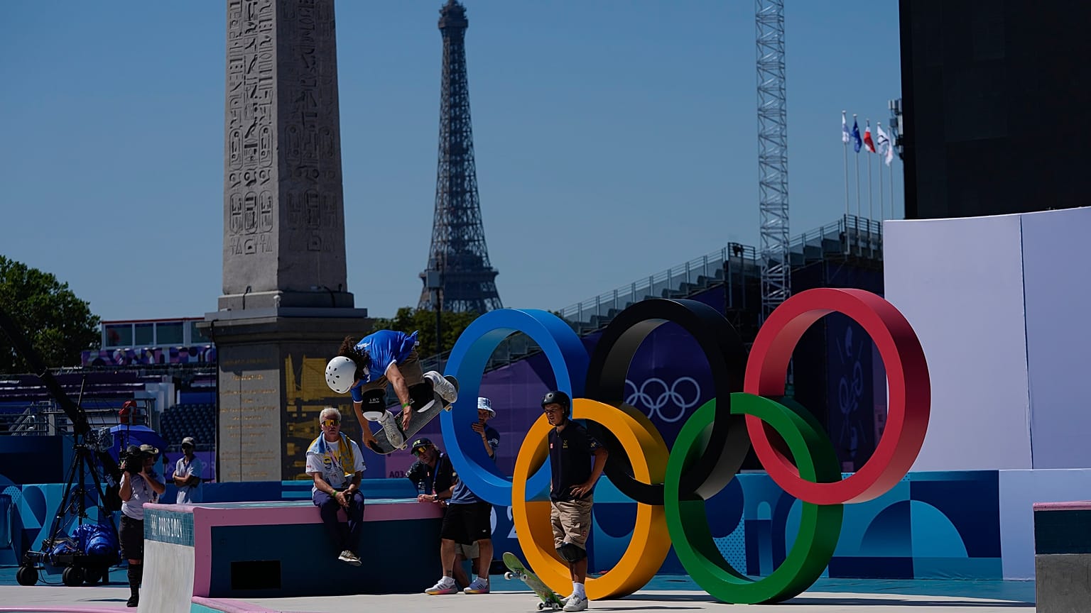 Imagen de los aros olímpicos cerca de la Torre Eiffel, en París.