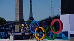 Imagen de los aros olímpicos cerca de la Torre Eiffel, en París.