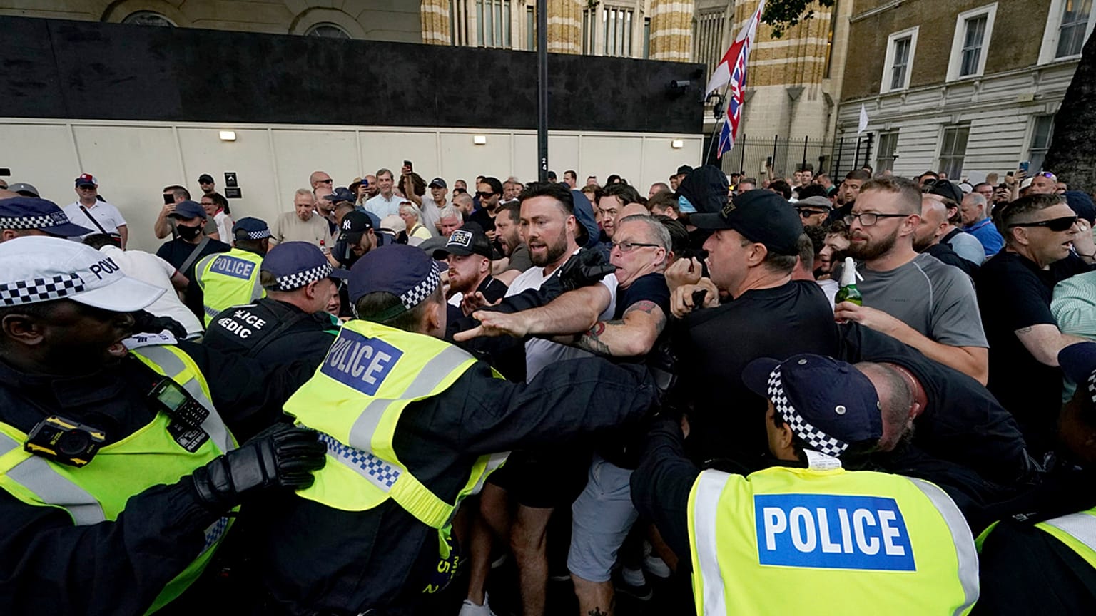 Agentes da polícia entram em confronto com manifestantes durante uma manifestação de protesto "Basta!" em Whitehall, Londres, quarta-feira, 31 de julho de 2024