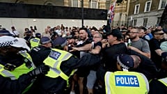 Agentes da polícia entram em confronto com manifestantes durante uma manifestação de protesto "Basta!" em Whitehall, Londres, quarta-feira, 31 de julho de 2024