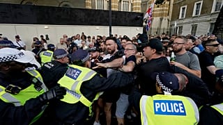 Agentes da polícia entram em confronto com manifestantes durante uma manifestação de protesto "Basta!" em Whitehall, Londres, quarta-feira, 31 de julho de 2024