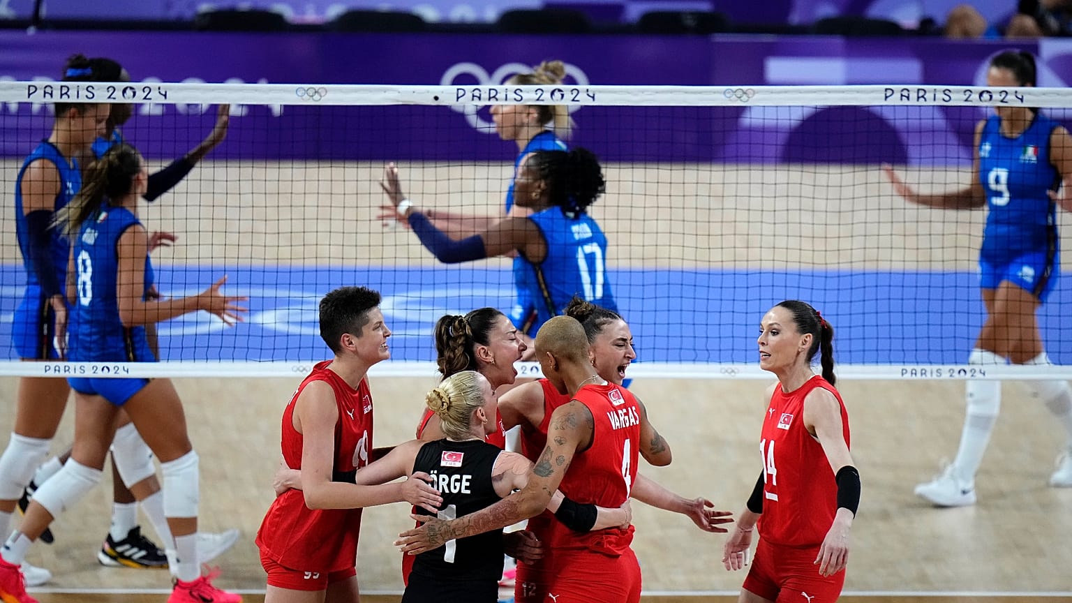 Filenin Sultanları, 8 Ağustos 2024 Perşembe günü Paris'te İtalya'ya karşı oynanan 2024 Yaz Olimpiyatları kadınlar voleybol yarı final maçında bir puanı kutluyor