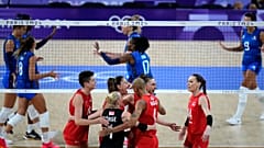 Filenin Sultanları, 8 Ağustos 2024 Perşembe günü Paris'te İtalya'ya karşı oynanan 2024 Yaz Olimpiyatları kadınlar voleybol yarı final maçında bir puanı kutluyor