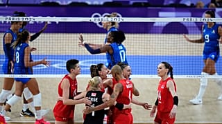 Filenin Sultanları, 8 Ağustos 2024 Perşembe günü Paris'te İtalya'ya karşı oynanan 2024 Yaz Olimpiyatları kadınlar voleybol yarı final maçında bir puanı kutluyor