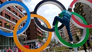 Regis Scott, miembro del equipo médico de la policlínica, sube a los anillos olímpicos en París, Francia