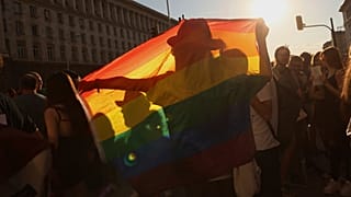 Demonstranten versammeln sich am Donnerstag, 8. August 2024, vor dem bulgarischen Parlament in Sofia, Bulgarien, um gegen eine umstrittene Gesetzesänderung zu protestieren, die am Vortag verabschiedet wurde.