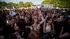 Fesztiválozók a Sziget nagyszínpadánál