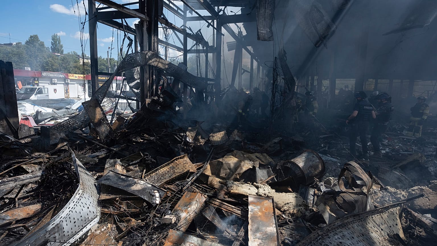 Rettungskräfte suchen nach Opfern nach dem Einschlag einer russischen Rakete in einen Supermarkt in Kostiantynivka, Region Donezk, Ukraine, am Freitag, 9. August 2024.