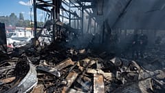 Rettungskräfte suchen nach Opfern nach dem Einschlag einer russischen Rakete in einen Supermarkt in Kostiantynivka, Region Donezk, Ukraine, am Freitag, 9. August 2024.