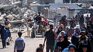 فلسطينيون نازحون بسبب الهجوم الجوي والبري الإسرائيلي على قطاع غزة يفرون من أجزاء من خان يونس بعد صدور أمر إخلاء يوليو 2024