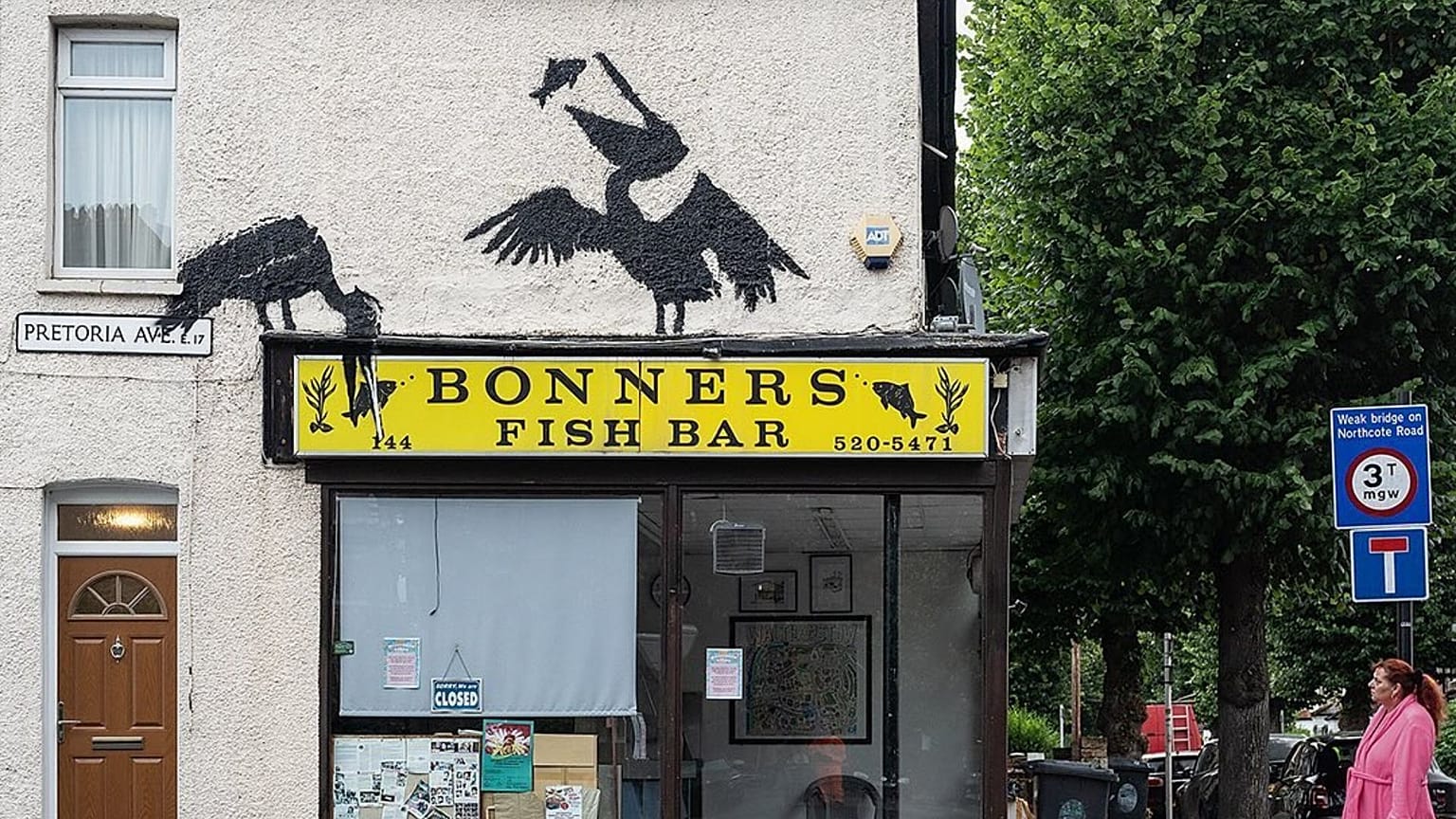 La cinquième peinture murale de Banksy en cinq jours apparaît au-dessus d'une friterie à Walthamstow