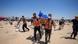 عمال يحملون جثمانًا أعادته إسرائيل إلى مقبرة في خان يونس بقطاع غزة، الاثنين، 5 أغسطس/آب 2024.