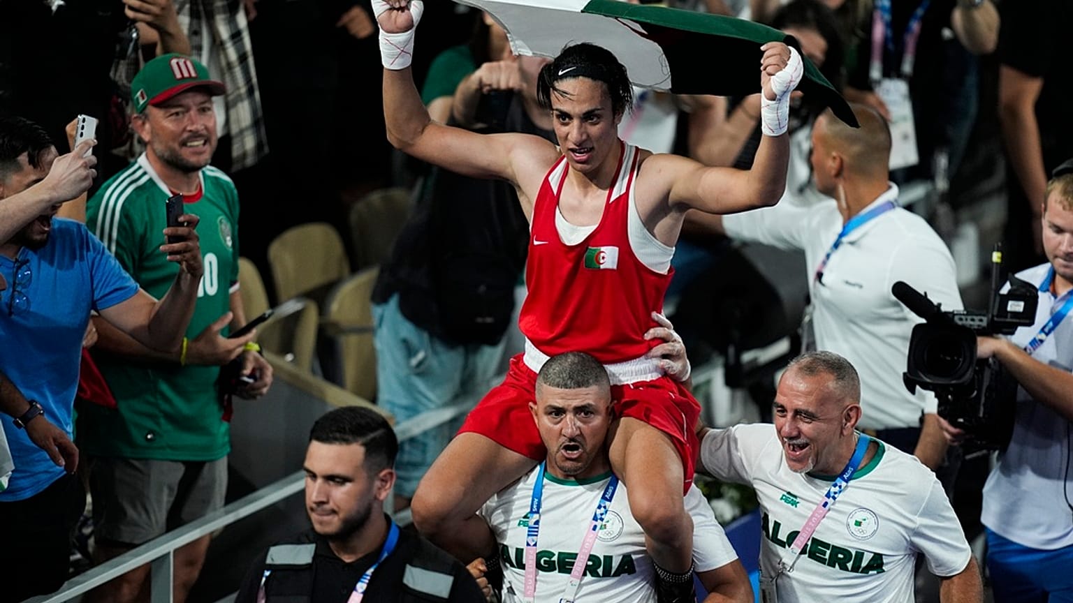 Cezayirli Imane Khelif, kadınlar 66 kg final boks maçında Çinli Yang Liu'yu yendikten sonra kutlama yapıyor, 9 Ağustos 2024