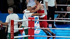 Алжирка Хелиф празднует победу 