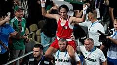 L'Algérienne Imane Khelif célèbre sa victoire sur la Chinoise Yang Liu lors de la finale de boxe féminine des 66 kg.