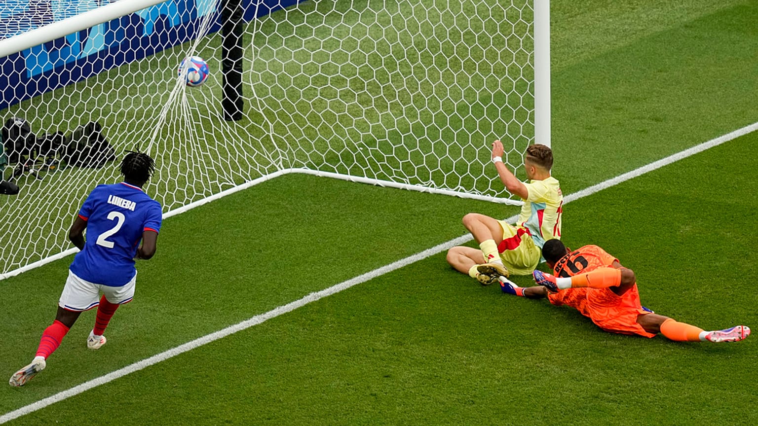 El español Fermín López, en el centro de la imagen, marca el segundo gol de su selección durante el partido por la medalla de oro de fútbol masculino entre Francia y España.