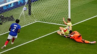El español Fermín López, en el centro de la imagen, marca el segundo gol de su selección durante el partido por la medalla de oro de fútbol masculino entre Francia y España.