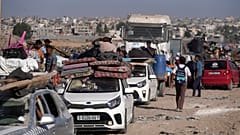 Палестинцы покидают район Хан-Юнис в секторе Газа после приказа израильских военных об эвакуации, которые заявили, что их войска скоро будут действовать там, четверг, 8 августа 2024 года.