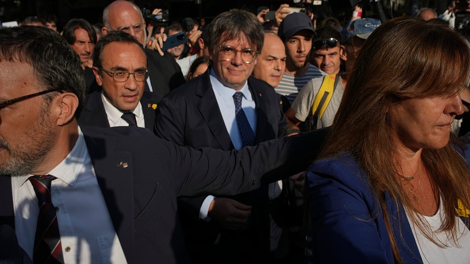 Le leader indépendantiste catalan et ancien président Carles Puigdemont arrive pour s'adresser à ses partisans afin d'assister au débat d'investiture près du parlement catalan