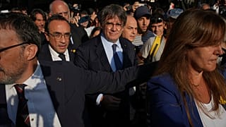 Le leader indépendantiste catalan et ancien président Carles Puigdemont arrive pour s'adresser à ses partisans afin d'assister au débat d'investiture près du parlement catalan