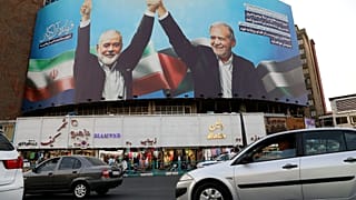 Geçen hafta bir suikast sonucu öldürülen Hamas lideri İsmail Haniye'yi (solda) İran Cumhurbaşkanı Mesud Pezeşkiyan ile el ele tutuşurken gösteren dev pankart