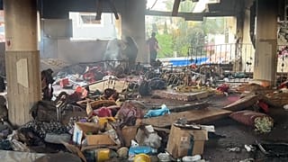 أشخاص يتفقدون سيدة في مدرسة بعد تعرضها لغارة جوية إسرائيلية في مدينة غزة يوم السبت 10 أغسطس 2024