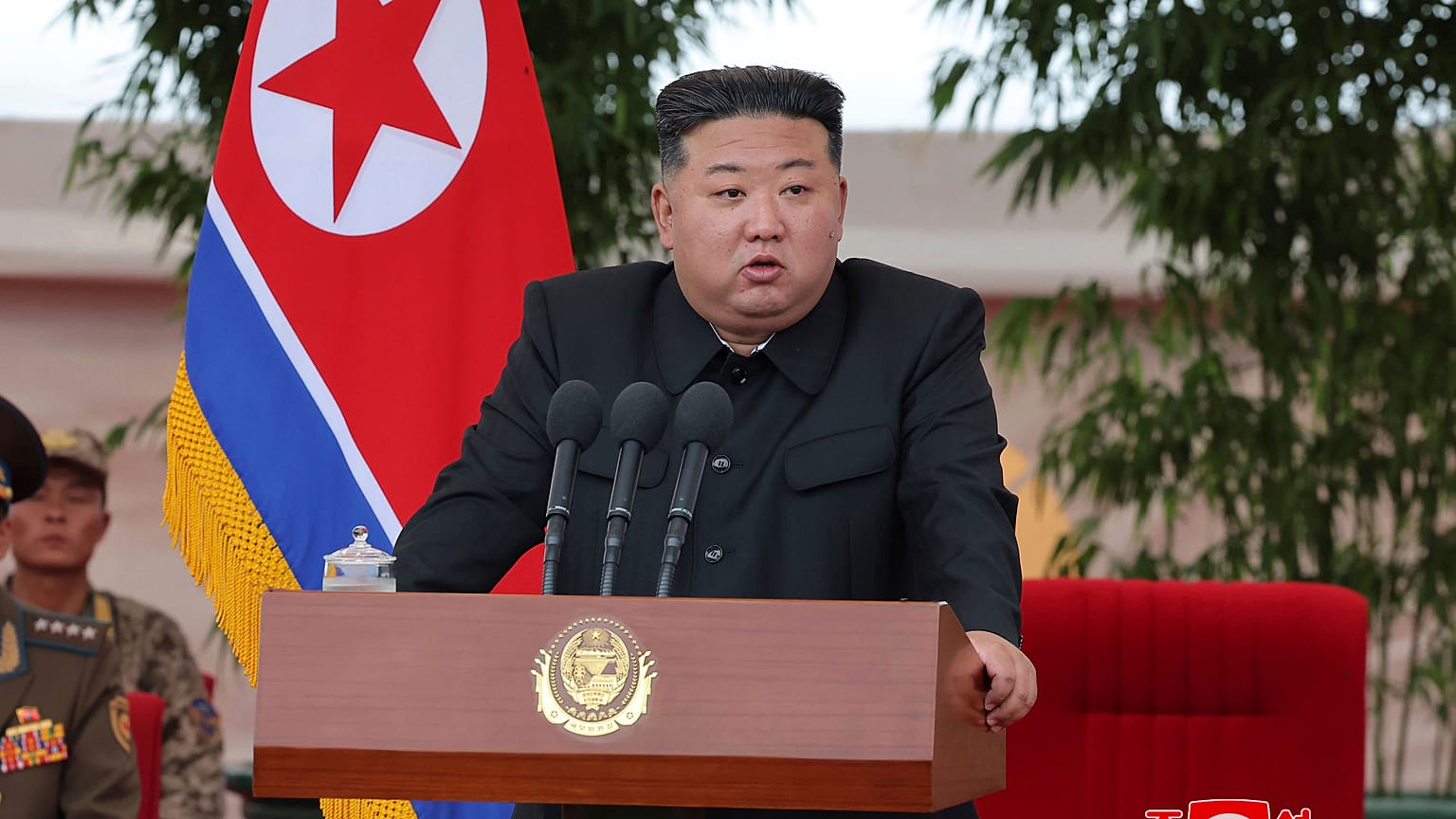 الزعيم الكوري الشمالي كيم جونغ أون يتحدث أثناء زيارته لوحدة مروحية تابعة للقوات الجوية للإشادة بالقوات لمساعدتها في إنقاذ الناس من الفيضانات الأخيرة،  الجمعة 2 أغسطس/آب 2024