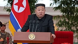 الزعيم الكوري الشمالي كيم جونغ أون يتحدث أثناء زيارته لوحدة مروحية تابعة للقوات الجوية للإشادة بالقوات لمساعدتها في إنقاذ الناس من الفيضانات الأخيرة،  الجمعة 2 أغسطس/آب 2024