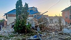 Foto difundida el 6 de agosto por el gobernador interino de la región rusa de Kursk, Alexéi Smirnov, que muestra una casa dañada en Sudzha después de un ataque ucraniano.