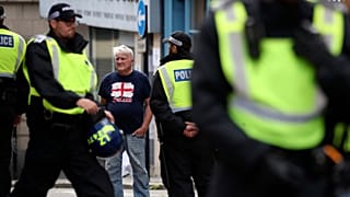 Polis güçleri, 10 Ağustos 2024 Cumartesi günü İngiltere'nin Newcastle kentinde aşırı sağcı göçmen karşıtı bir protesto öncesinde bölgeyi güvenlik altına aldı