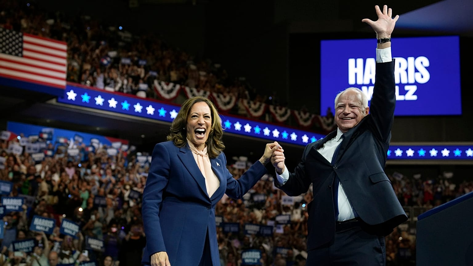 Tim Walz demokrata alelnökjelölt, a háttérben Kamala Harris elnökjelölt a philadelphiai nagygyűlésen, 2024. augusztus 6-án