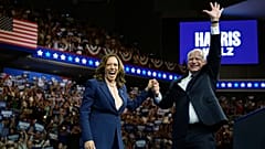 Tim Walz demokrata alelnökjelölt, a háttérben Kamala Harris elnökjelölt a philadelphiai nagygyűlésen, 2024. augusztus 6-án