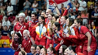 El equipo de waterpolo femenino luciendo sus medallas de oro