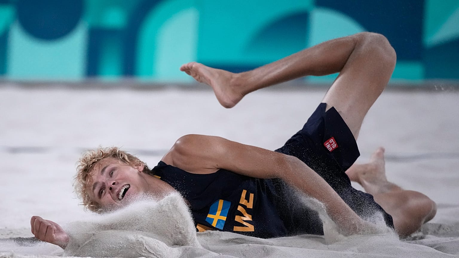 Der Schwede David Ahman beim Beachvolleyball-Finale zwischen Schweden und Deutschland bei den Olympischen Sommerspielen 2024, 10. August 2024