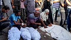 Des Palestiniens pleurent leurs proches tués lors des bombardements israéliens sur la bande de Gaza, dans un hôpital de Deir al-Balah, le samedi 10 août 2024.