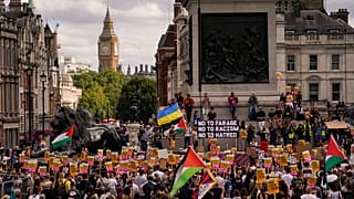 İnsanlar 10 Ağustos 2024 Cumartesi günü Londra'da aşırı sağ karşıtı bir protesto sırasında ellerinde pankartlarla yürüyor.