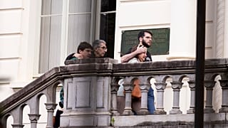 Familiares das vítimas da queda de avião chegam ao Instituto de Medicina Legal