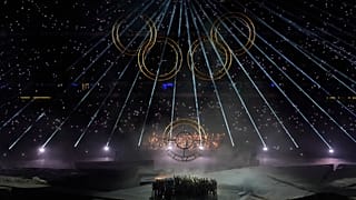 Артисты выступают на церемонии закрытия летних Олимпийских игр 2024 года на стадионе "Стад де Франс" в воскресенье, 11 августа 2024 года, в Сен-Дени, Франция.