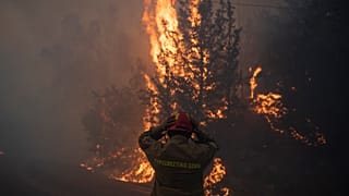 Πυροσβέστης ετοιμάζεται να ριχθεί στην μάχη με τις φλόγες