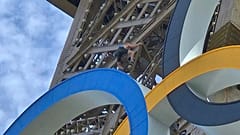 Evacúan la torre Eiffel ya que un hombre la está escalando. 11/08/2024