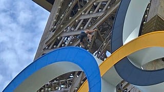 Evacúan la torre Eiffel ya que un hombre la está escalando. 11/08/2024