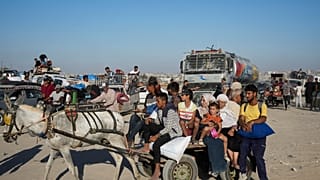 فلسطينيون يفرون من منطقة خان يونس في قطاع غزة، بعد أوامر الإخلاء العسكرية الإسرائيلية، الخميس، 8 أغسطس، 2024.