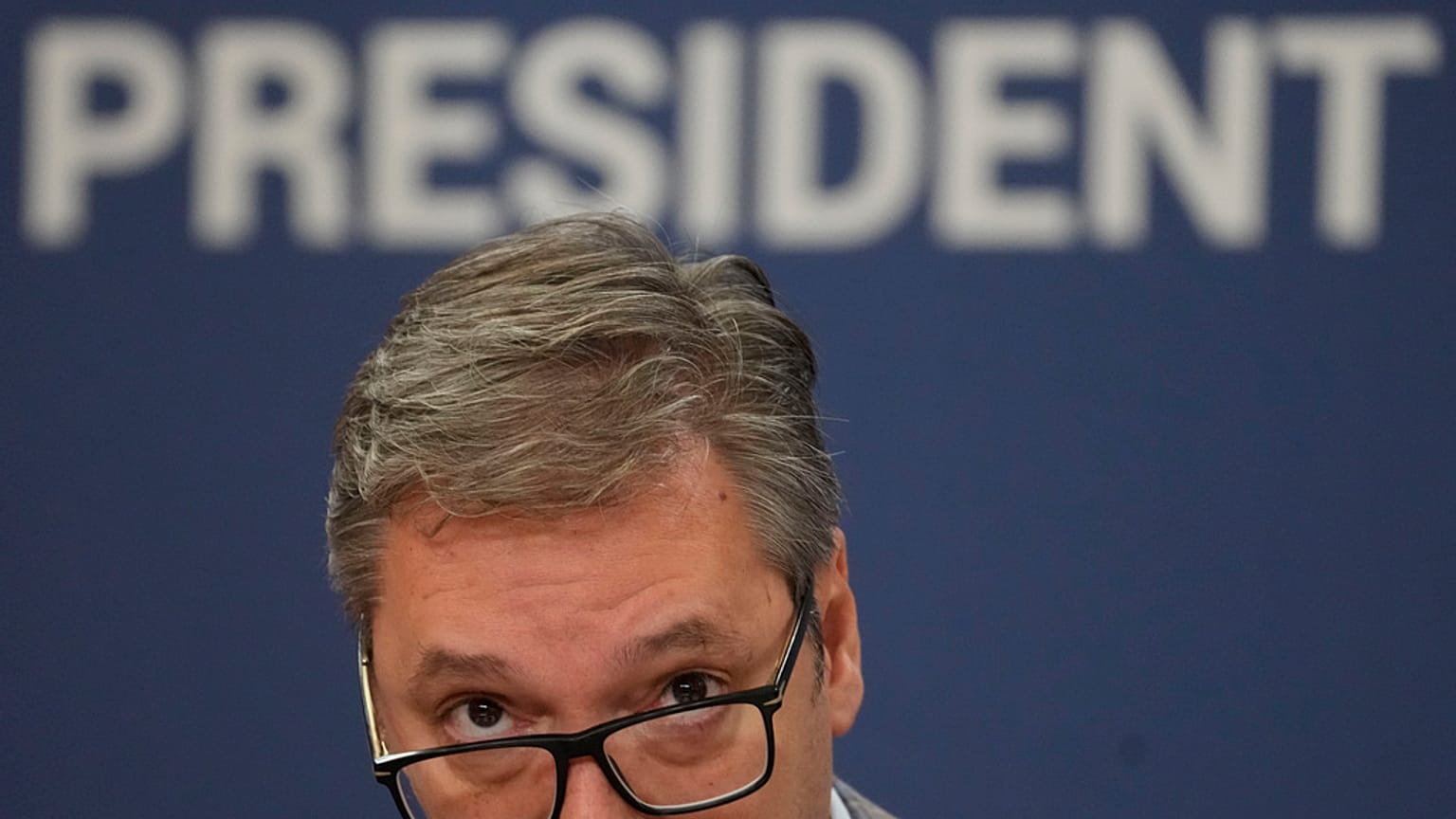 Aleksandar Vucic fala durante um discurso público, um dia depois de um dos maiores protestos dos últimos anos em Belgrado, Sérvia, no domingo, 11 de agosto de 2024