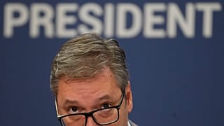 Aleksandar Vucic fala durante um discurso público, um dia depois de um dos maiores protestos dos últimos anos em Belgrado, Sérvia, no domingo, 11 de agosto de 2024