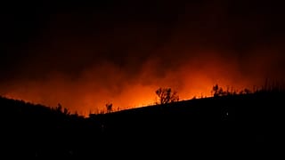 La fumée, allumée par le feu, s'élève près du village de Varnava lors d'un incendie de forêt, au nord d'Athènes, Grèce, dimanche 11 août 2024.