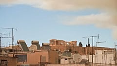 El Partenón junto a una columna de humo en Atenas. 